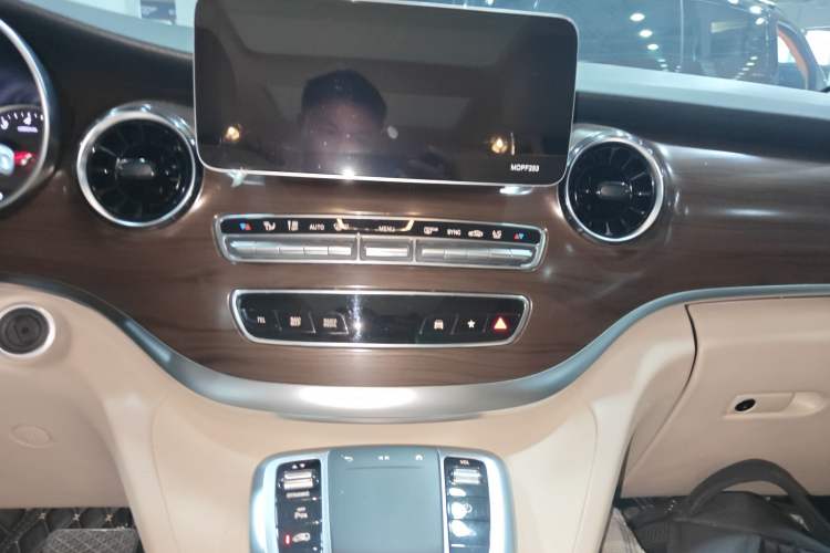 Used Mercedes-Benz V-Class 2020 V 260 Avantgarde Edition Audio And AC Panel
