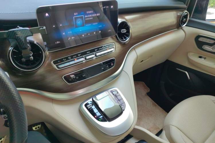 Used Mercedes-Benz V-Class 2020 V 260 Prestige Edition Audio And AC Panel