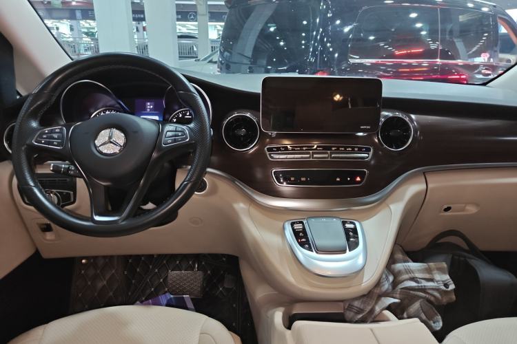 Used Mercedes-Benz V-Class 2020 V 260 Avantgarde Edition Center Console