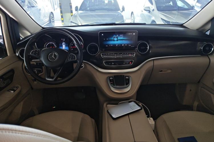 Used Mercedes-Benz V-Class 2020 V 260 Avantgarde Edition Center Console
