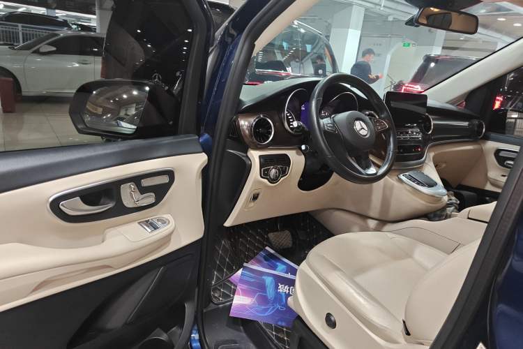 Used Mercedes-Benz V-Class 2020 V 260 Avantgarde Edition Driver Seat