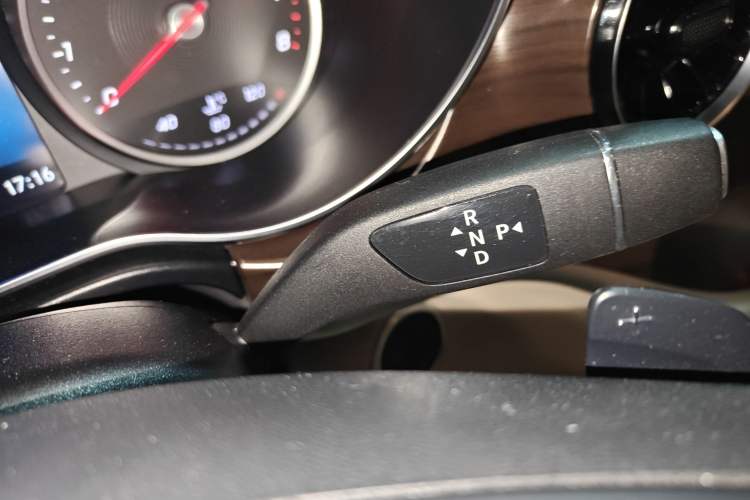 Used Mercedes-Benz V-Class 2020 V 260 Avantgarde Edition Gear Lever
