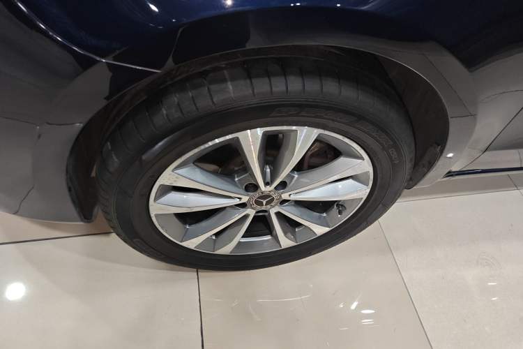 Used Mercedes-Benz V-Class 2020 V 260 Avantgarde Edition Left Front Wheel Hub