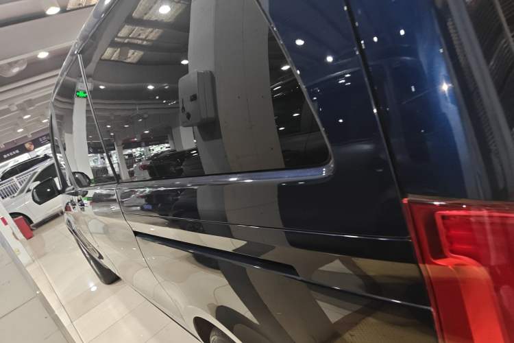 Used Mercedes-Benz V-Class 2020 V 260 Avantgarde Edition Left Side