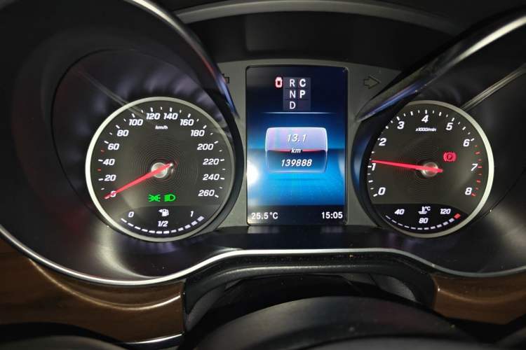 Used Mercedes-Benz V-Class 2020 V 260 Avantgarde Edition Odometer Close Up