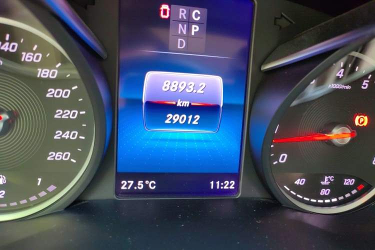 Used Mercedes-Benz V-Class 2020 V 260 Prestige Edition Odometer Close Up