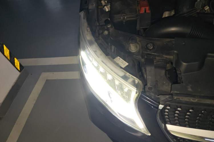 Used Mercedes-Benz V-Class 2020 V 260 Avantgarde Edition Right Front Headlight