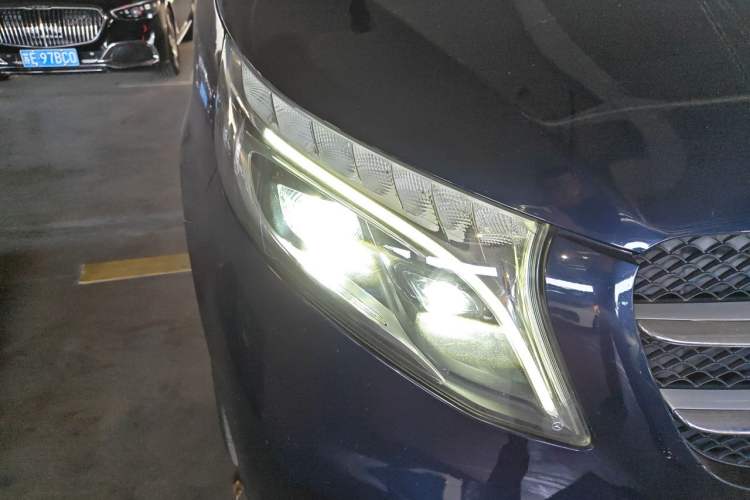 Used Mercedes-Benz V-Class 2020 V 260 Avantgarde Edition Right Front Headlight