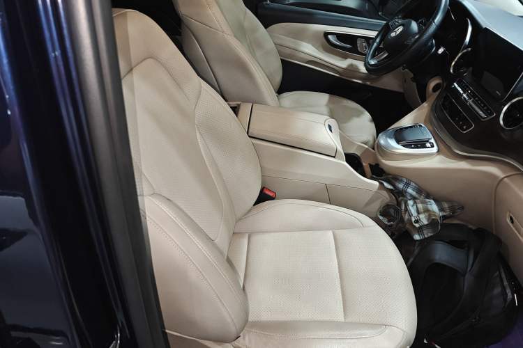 Used Mercedes-Benz V-Class 2020 V 260 Avantgarde Edition Right Front Seat