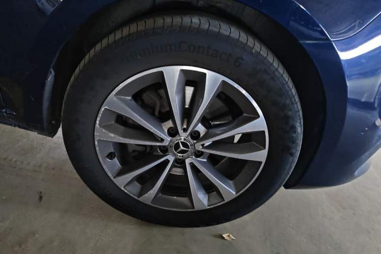 Used Mercedes-Benz V-Class 2020 V 260 Avantgarde Edition Right Front Wheel Hub