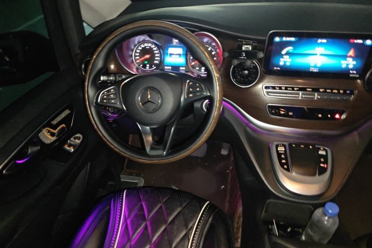 Used Mercedes-Benz V-Class 2020 V 260 Avantgarde Edition Steering Wheel