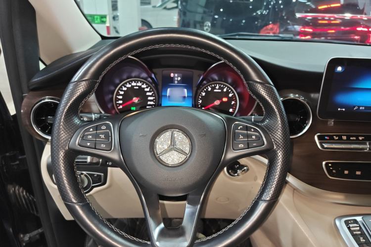 Used Mercedes-Benz V-Class 2020 V 260 Avantgarde Edition Steering Wheel