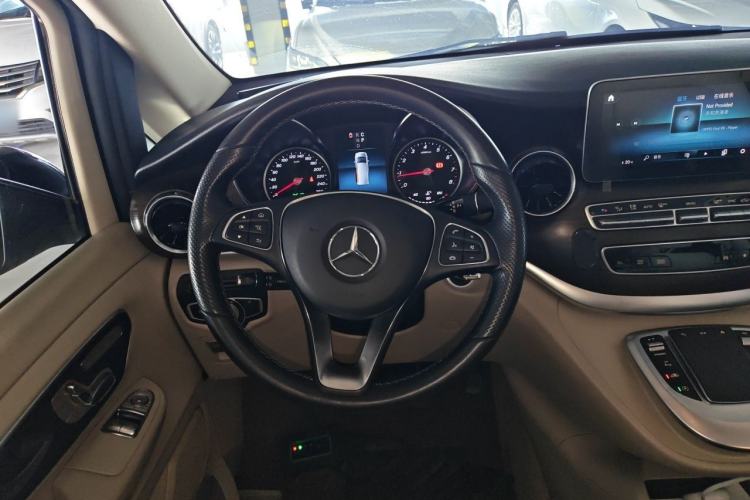 Used Mercedes-Benz V-Class 2020 V 260 Avantgarde Edition Steering Wheel