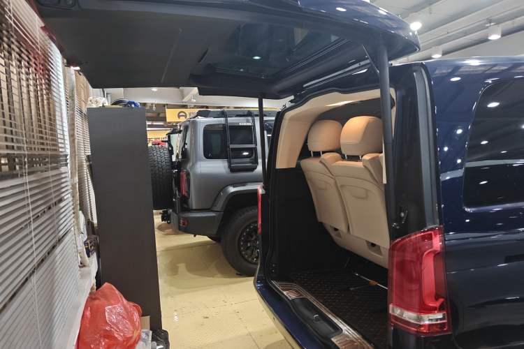 Used Mercedes-Benz V-Class 2020 V 260 Avantgarde Edition Trunk