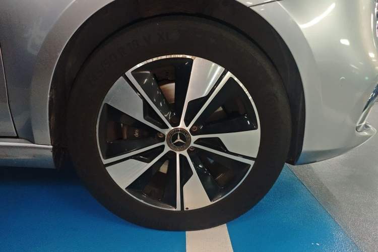 Used Mercedes-Benz V-Class 2020 V 260 Prestige Edition Right Front Wheel Hub