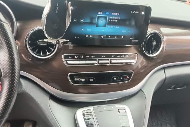 Used Mercedes-Benz V-Class 2020 V 260 Avantgarde Edition Audio And AC Panel