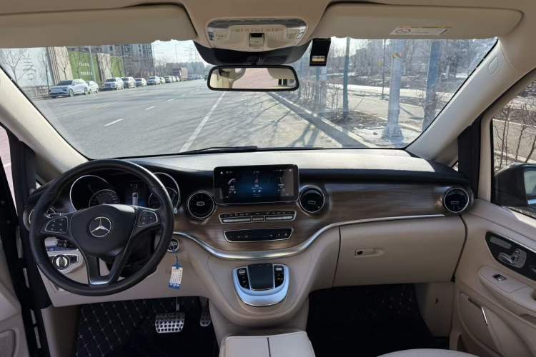 Used Mercedes-Benz V-Class 2020 V 260 Prestige Edition Center Console