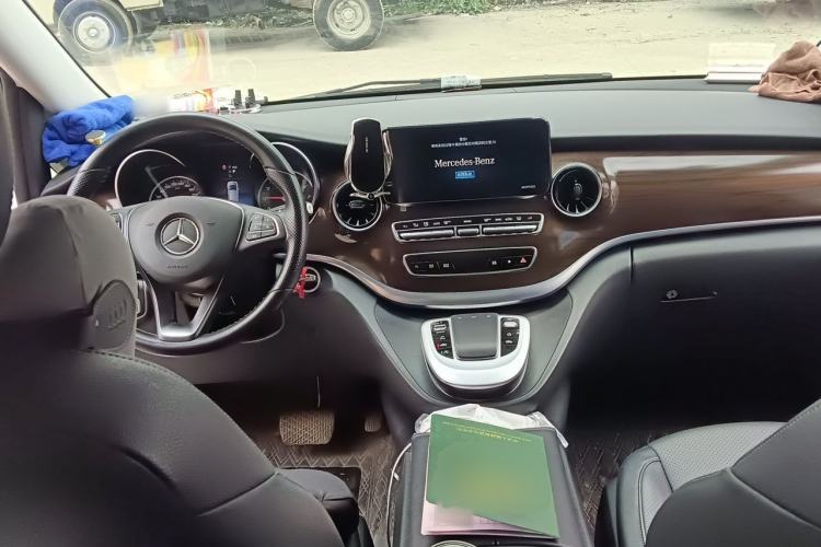 Used Mercedes-Benz V-Class 2020 V 260 Avantgarde Edition Center Console