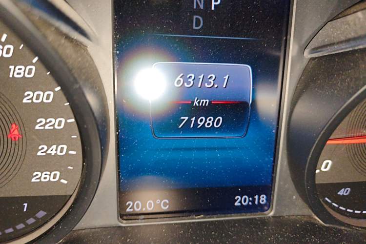 Used Mercedes-Benz V-Class 2020 V 260 L Long-wheelbase Luxury Edition Odometer Close Up