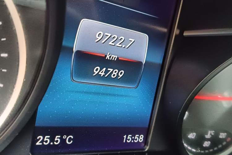Used Mercedes-Benz V-Class 2020 V 260 Avantgarde Edition Odometer Close Up