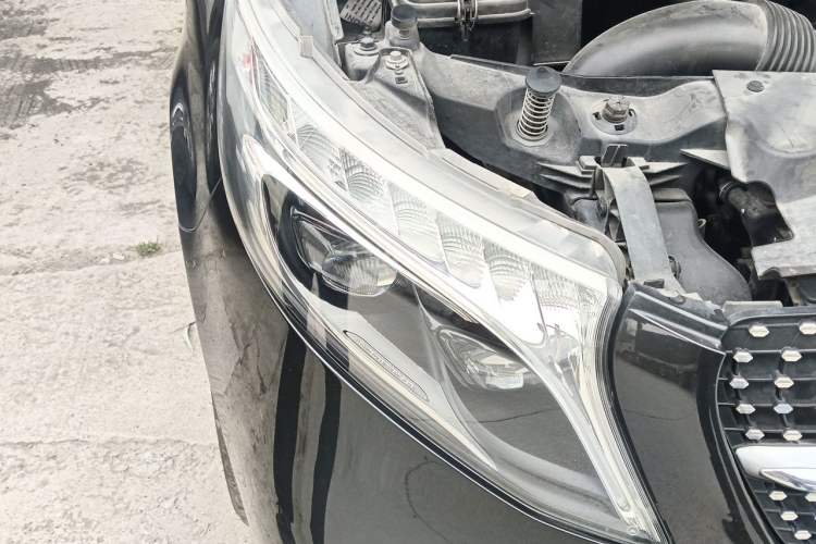 Used Mercedes-Benz V-Class 2020 V 260 Avantgarde Edition Right Front Headlight
