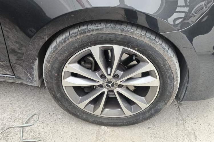 Used Mercedes-Benz V-Class 2020 V 260 Avantgarde Edition Right Front Wheel Hub