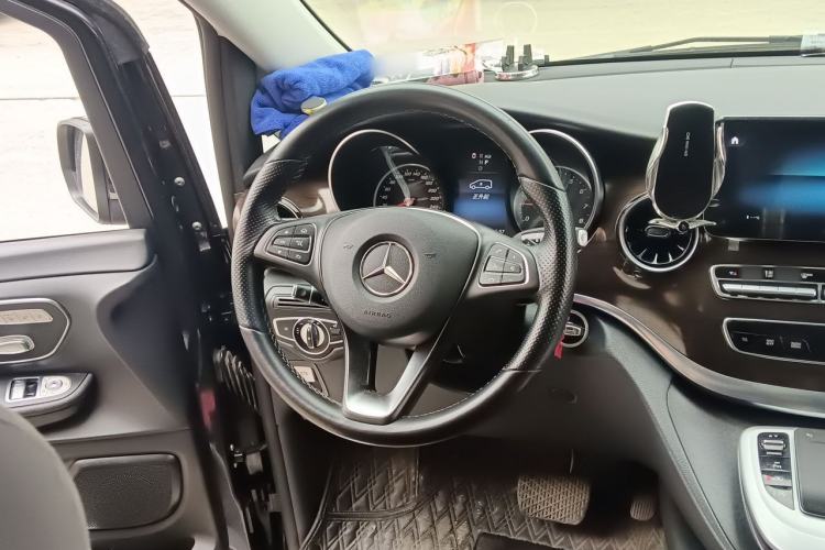 Used Mercedes-Benz V-Class 2020 V 260 Avantgarde Edition Steering Wheel