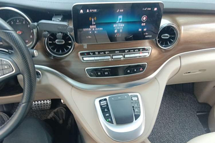 Used Mercedes-Benz V-Class 2020 V 260 L Long-wheelbase Luxury Edition Audio And AC Panel