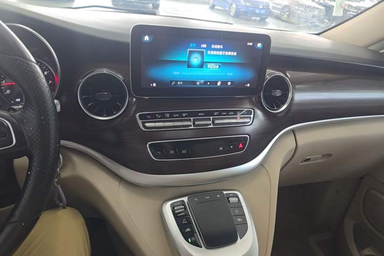 Used Mercedes-Benz V-Class 2020 V 260 Avantgarde Edition Audio And AC Panel