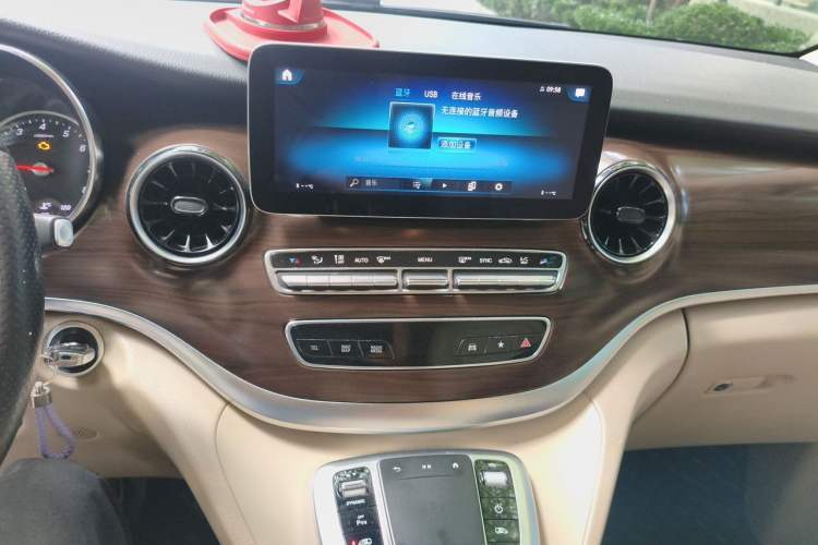 Used Mercedes-Benz V-Class 2020 V 260 Avantgarde Edition Audio And AC Panel