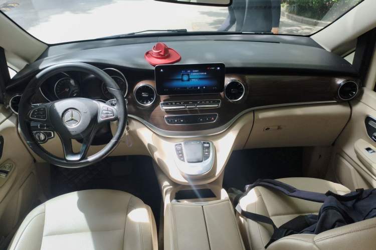 Used Mercedes-Benz V-Class 2020 V 260 Avantgarde Edition Center Console