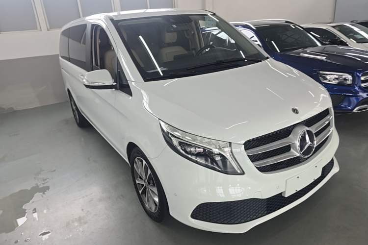 Used Mercedes-Benz V-Class 2020 V 260 Avantgarde Edition Front Right 45 Deg