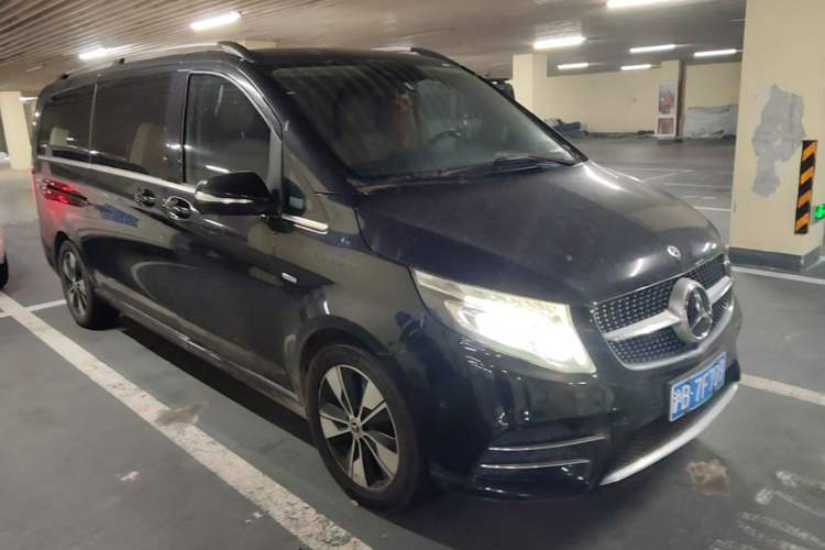 Used Mercedes-Benz V-Class  Front Right 45 Deg