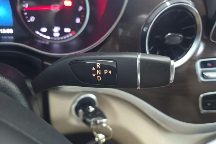 Used Mercedes-Benz V-Class 2020 V 260 Avantgarde Edition Gear Lever