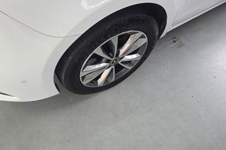 Used Mercedes-Benz V-Class 2020 V 260 Avantgarde Edition Left Front Wheel Hub