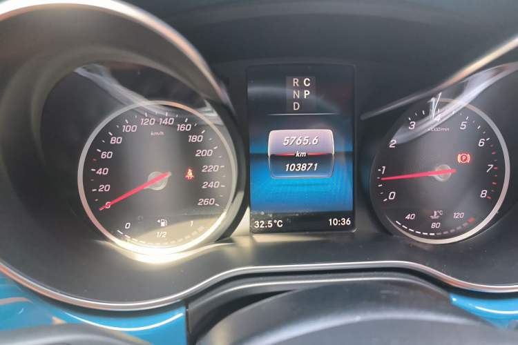 Used Mercedes-Benz V-Class 2020 V 260 Avantgarde Edition Odometer Close Up