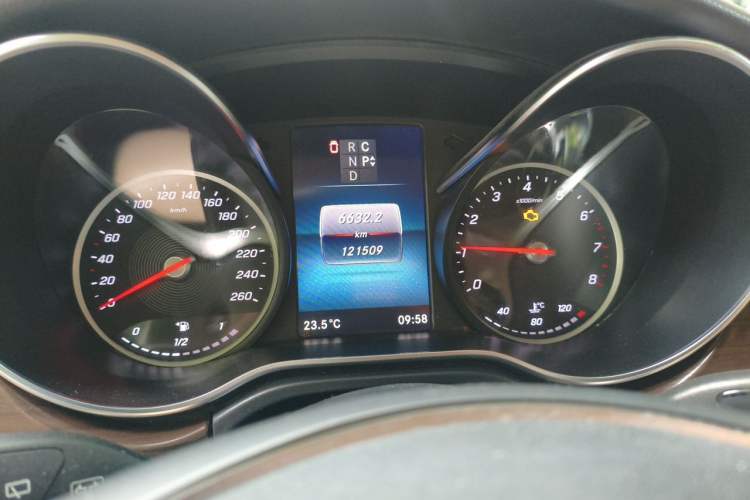Used Mercedes-Benz V-Class 2020 V 260 Avantgarde Edition Odometer Close Up