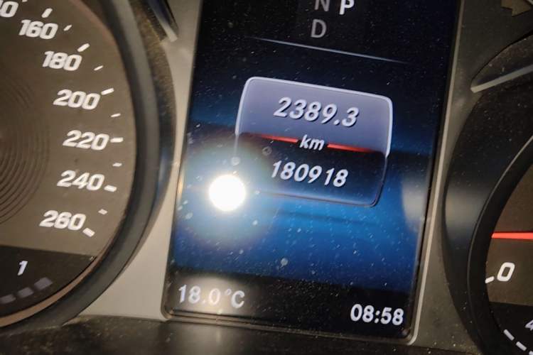 Used Mercedes-Benz V-Class  Odometer Close Up