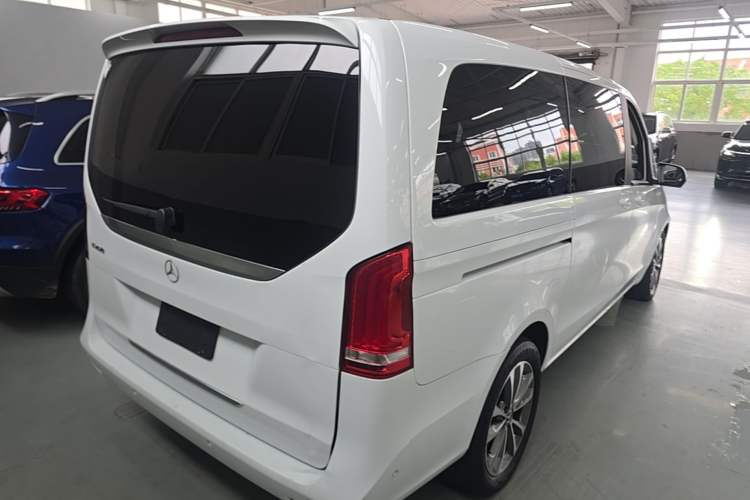 Used Mercedes-Benz V-Class 2020 V 260 Avantgarde Edition Rear Right 45 Deg