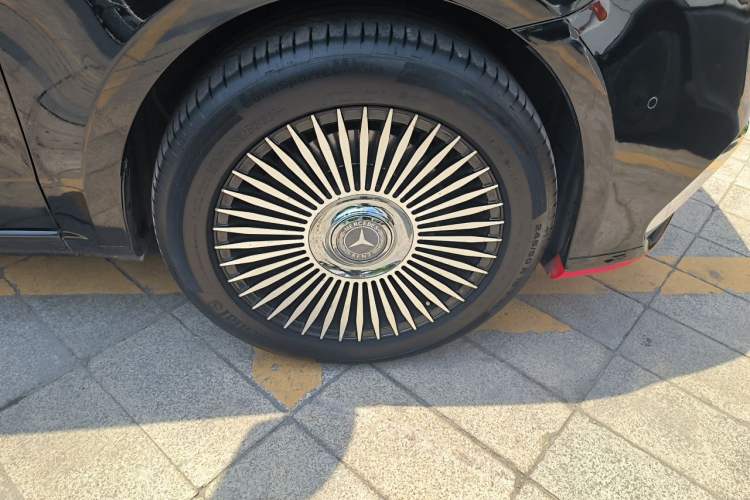 Used Mercedes-Benz V-Class 2020 V 260 Avantgarde Edition Right Front Wheel Hub
