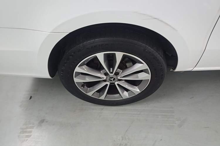 Used Mercedes-Benz V-Class 2020 V 260 Avantgarde Edition Right Rear Wheel Hub