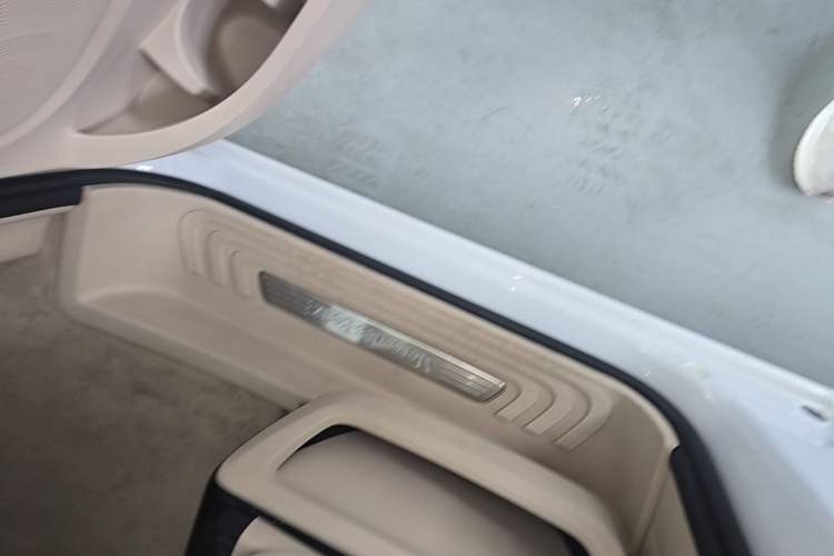 Used Mercedes-Benz V-Class 2020 V 260 Avantgarde Edition Right Side Sill