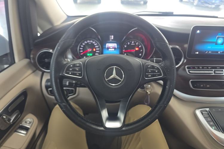 Used Mercedes-Benz V-Class 2020 V 260 Avantgarde Edition Steering Wheel