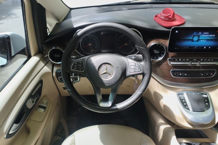 Used Mercedes-Benz V-Class 2020 V 260 Avantgarde Edition Steering Wheel