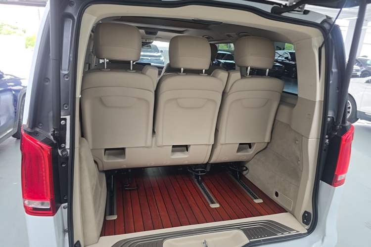 Used Mercedes-Benz V-Class 2020 V 260 Avantgarde Edition Trunk
