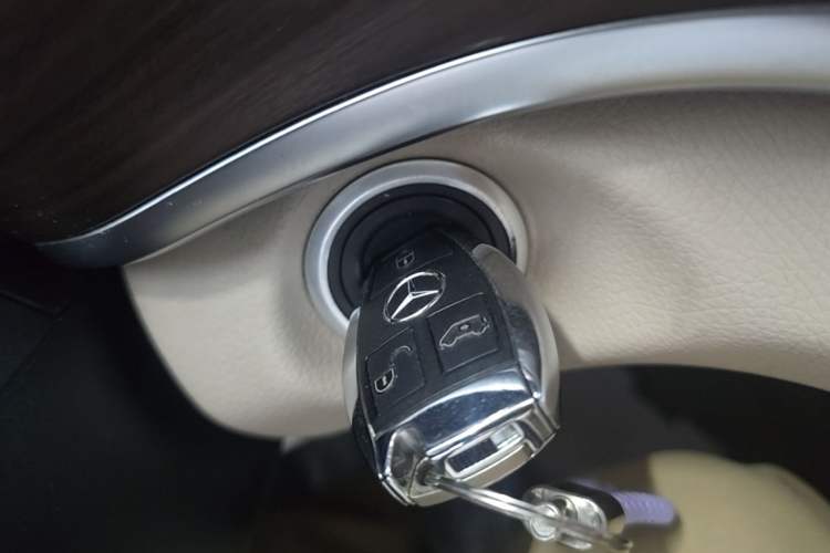 Used Mercedes-Benz V-Class 2020 V 260 Avantgarde Edition Vehicle Key