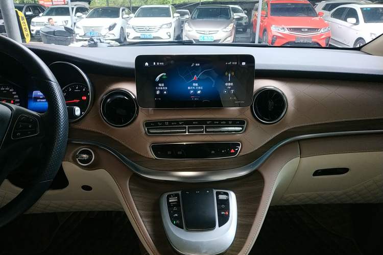 Used Mercedes-Benz V-Class 2021 V 260 Avantgarde Edition Audio And AC Panel