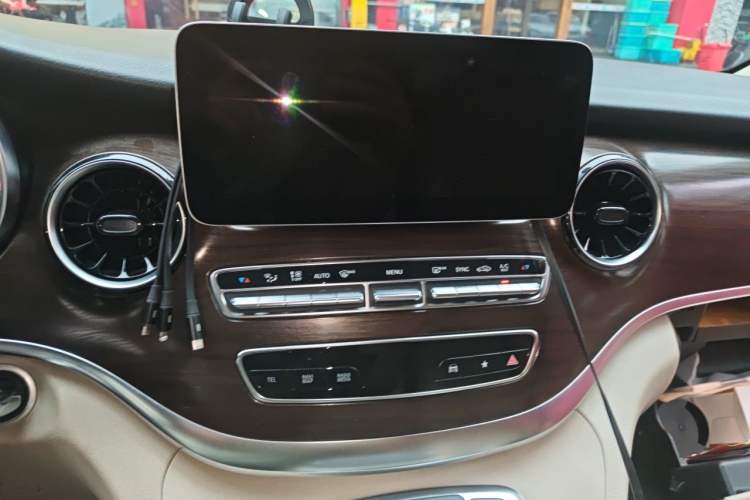 Used Mercedes-Benz V-Class 2021 V 260 Avantgarde Edition Audio And AC Panel