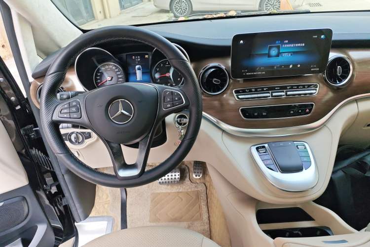Used Mercedes-Benz V-Class 2021 V 260 Prestige Edition Audio And AC Panel