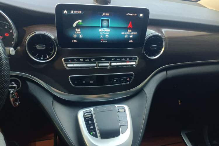 Used Mercedes-Benz V-Class 2021 V 260 Avantgarde Edition Audio And AC Panel